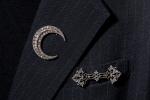 Broche croissant de lune en or jaune 18k (750 millièmes)...