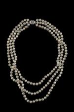 Collier à trois rangs de perles de culture blanches, le...