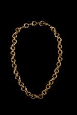 YVES SAINT LAURENT. 
Collier en métal doré à maille fantaisie....