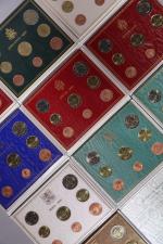 VATICAN, EUROS. 
Réunion de 19 carnets de pièces comprenant :...