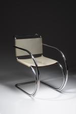 Dans le goût de Mies Van der ROHE. 
Fauteuil à...