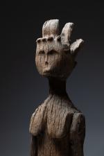 MADAGASCAR. Statue Sakalava. Bois érodé. Haut. : 92 - Larg....