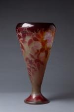 Emile GALLE (1846-1904). 
Vase cornet en verre multicouche dégagé à...