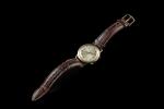 LECOULTRE. Memovox. Montre bracelet en plaqué or, figurant les heures...