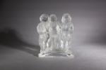 LALIQUE France.Groupe figurant trois chérubins en cristal moulé pressé. Signé...