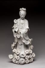 CHINE - XIXe siècle.  Statue de Guanyin en porcelaine...