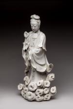 CHINE - XIXe siècle.  Statue de Guanyin en porcelaine...