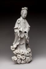 CHINE - XIXe siècle.  Statue de Guanyin en porcelaine...