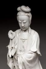 CHINE - XIXe siècle.  Statue de Guanyin en porcelaine...