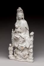 CHINE - XIXe siècle.  
Groupe en porcelaine émaillée blanc...