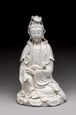 CHINE - XIXe siècle. 
Statuette de Guanyin en porcelaine émaillée...