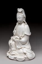 CHINE - XIXe siècle. 
Statuette de Guanyin en porcelaine émaillée...