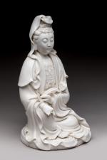 CHINE - XIXe siècle. 
Statuette de Guanyin en porcelaine émaillée...