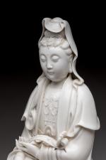 CHINE - XIXe siècle. 
Statuette de Guanyin en porcelaine émaillée...