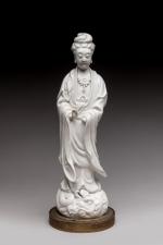 CHINE - Vers 1900.  Statuette de Guanyin en porcelaine...