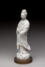 CHINE - Vers 1900.  Statuette de Guanyin en porcelaine...