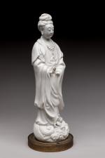 CHINE - Vers 1900.  Statuette de Guanyin en porcelaine...