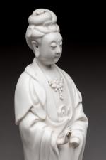 CHINE - Vers 1900.  Statuette de Guanyin en porcelaine...