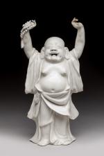 CHINE - Vers 1900.  Statuette de Budai en porcelaine...