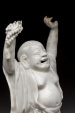 CHINE - Vers 1900.  Statuette de Budai en porcelaine...