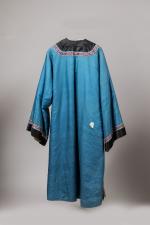 CHINE - Vers 1900.  Robe en soie bleue, les...