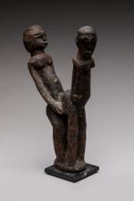 LOBI, BURKINA FASO. "Bêtise".  Sculpture en bois. XXe siècle....