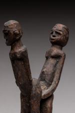 LOBI, BURKINA FASO. "Bêtise".  Sculpture en bois. XXe siècle....