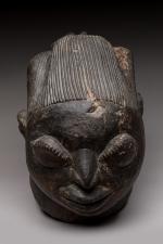 YORUBA, NIGERIA. Masque heaume. En bois à patine brune. Haut....