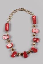 Collier, en céramique émaillée rouge et dorée. Fermoir et apprêts...