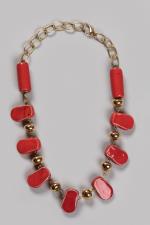 Collier, en céramique émaillée rouge et dorée. Fermoir et apprêts...