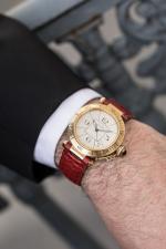 CARTIER. 
"Pasha". 
Montre bracelet d'homme en or 18k, le boitier...