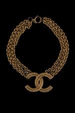 CHANEL. 
Collier en métal doré à trois rangs de maille...