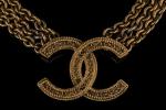 CHANEL. 
Collier en métal doré à trois rangs de maille...