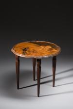 Emile GALLE (1846-1904). 
Table en placage de bois à décor...