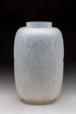 René LALIQUE (1860-1945). Vase modèle "Coquilles" en verre moulé pressé...