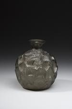 René LALIQUE (1860-1945). 
Vase modèle "Ormeaux" en verre moulé pressé...