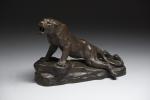 Louis-Albert CARVIN (1860-1951). Lionne blessée. Bronze à patine brune signé...