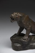 Louis-Albert CARVIN (1860-1951). Lionne blessée. Bronze à patine brune signé...