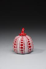 D'après Yayoi KUSAMA.Pumpkin blanche et rouge. Résine, cachet Yayoi Kusama...