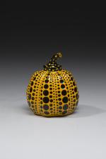 D'après Yayoi KUSAMA. Pumpkin jaune. Résine, cachet Yayoi Kusama précédé...