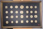 Cadre de sigillographie comprenant vingt-huit empreintes de sceaux en cire....