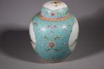 CHINE, XXe siècle. 
Pot à gingembre en porcelaine polychrome à...