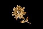 Broche fleur en or jaune 18k (750 millièmes), les pétales...