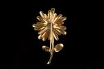 Broche fleur en or jaune 18k (750 millièmes), les pétales...