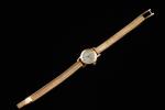 OMEGA.  Montre bracelet de dame en or jaune 18k...