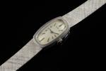 UNIVERSAL GENEVE. 
Montre bracelet de dame en or gris 18k...