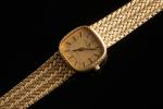 BAUME & MERCIER. 
Montre bracelet de dame en or jaune...