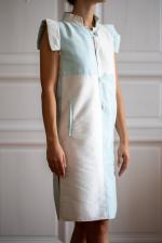 COURREGES Prototypes. 
Robe droite en coton blanc et bleu layette,...