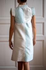 COURREGES Prototypes. 
Robe droite en coton blanc et bleu layette,...