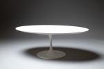 Eero SAARINEN (1910-1961), éditions Knoll International.
Table basse ovale en stratifié...